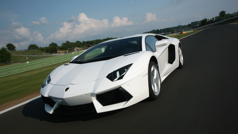 Illustration for article titled Lamborghini Aventador LP-700 at Vallelunga